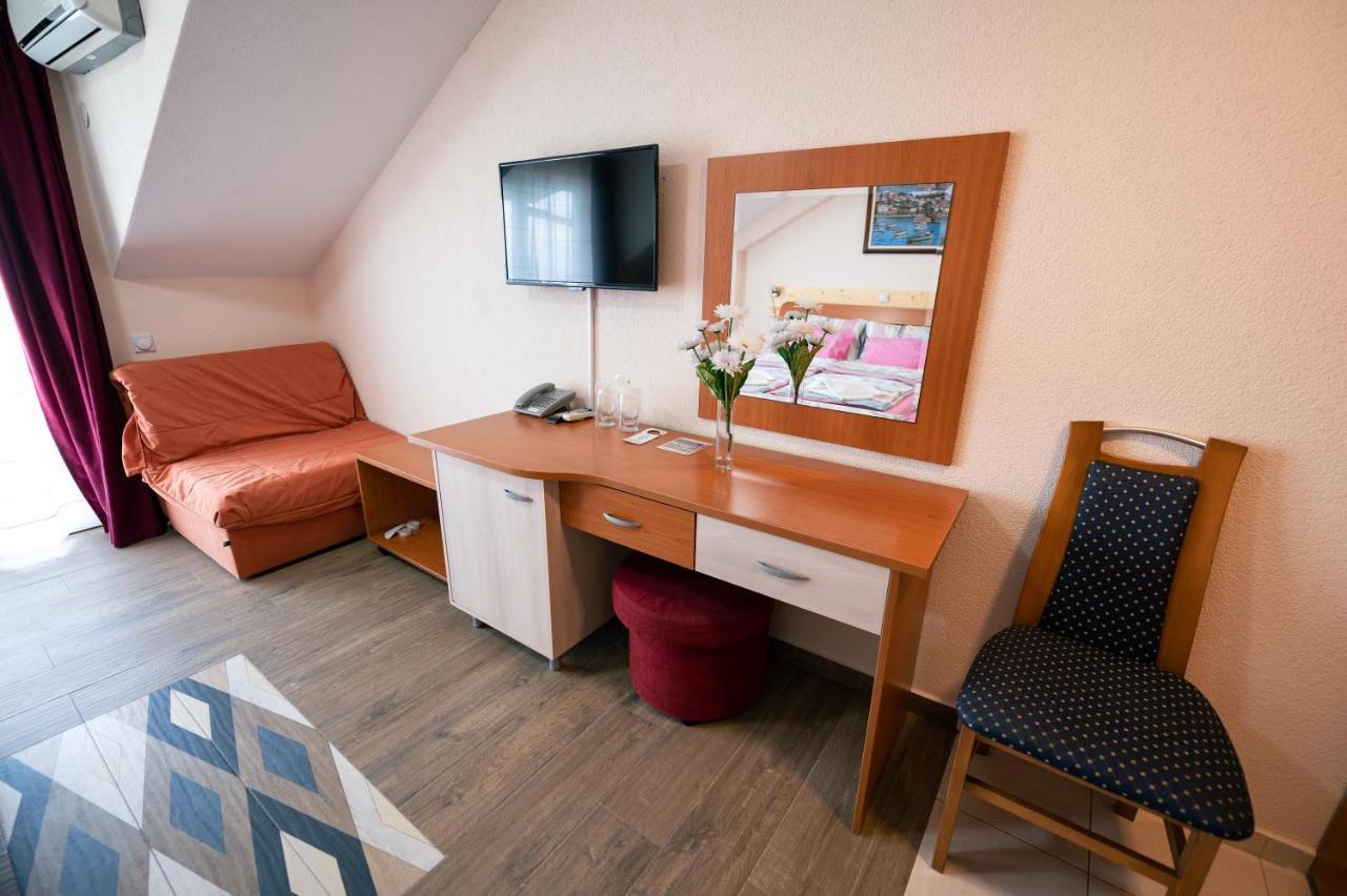 Hotel Holiday-M Ohri Dış mekan fotoğraf