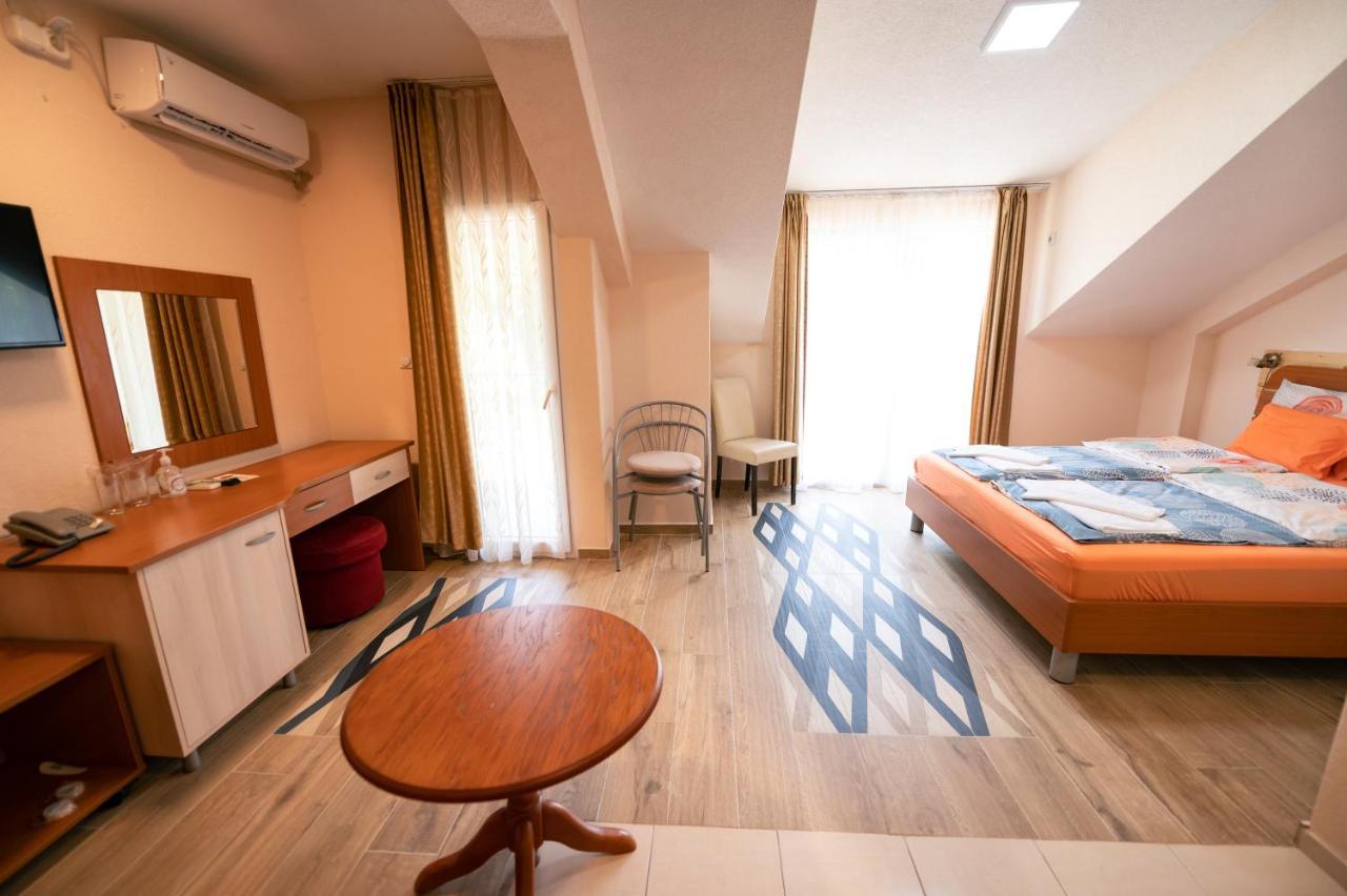 Hotel Holiday-M Ohri Dış mekan fotoğraf