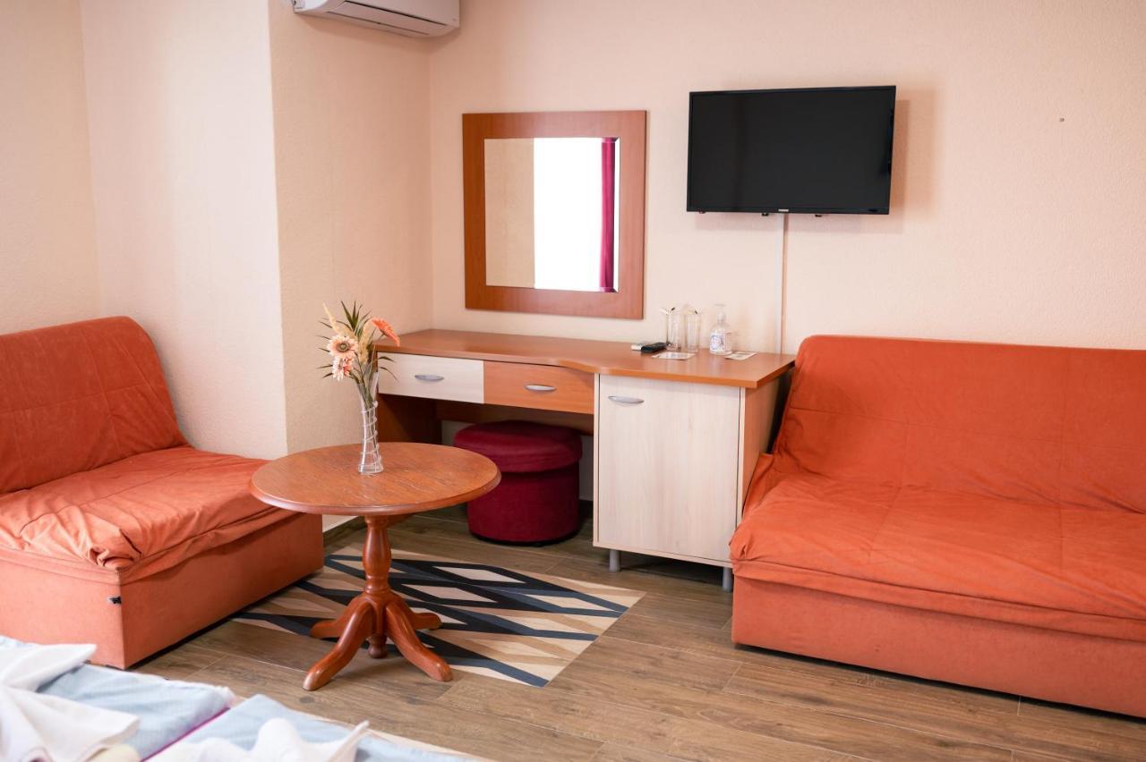 Hotel Holiday-M Ohri Dış mekan fotoğraf