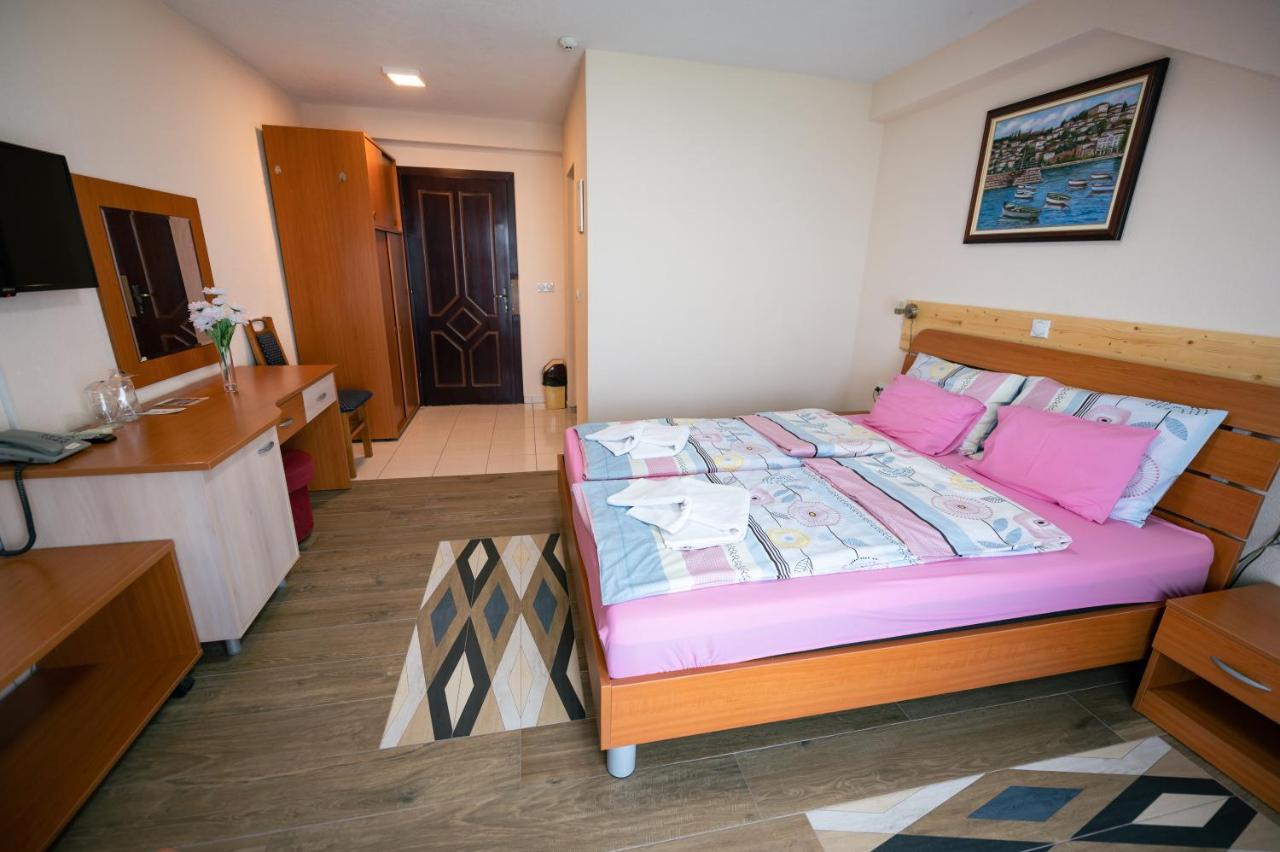 Hotel Holiday-M Ohri Dış mekan fotoğraf