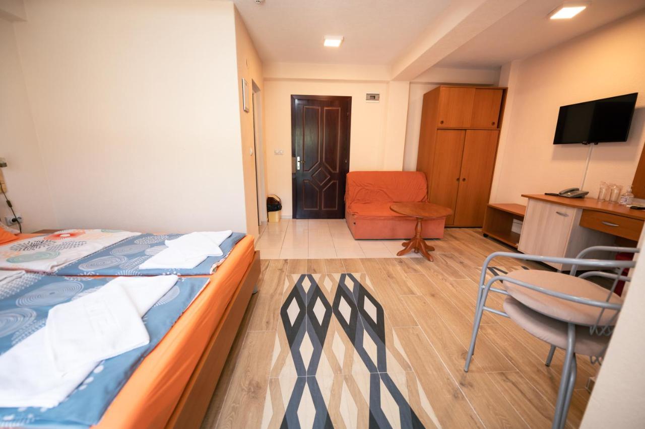 Hotel Holiday-M Ohri Dış mekan fotoğraf