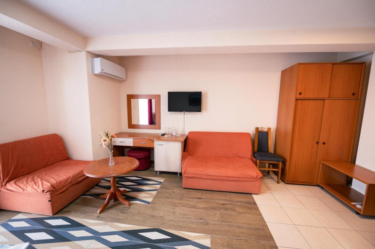 Hotel Holiday-M Ohri Dış mekan fotoğraf