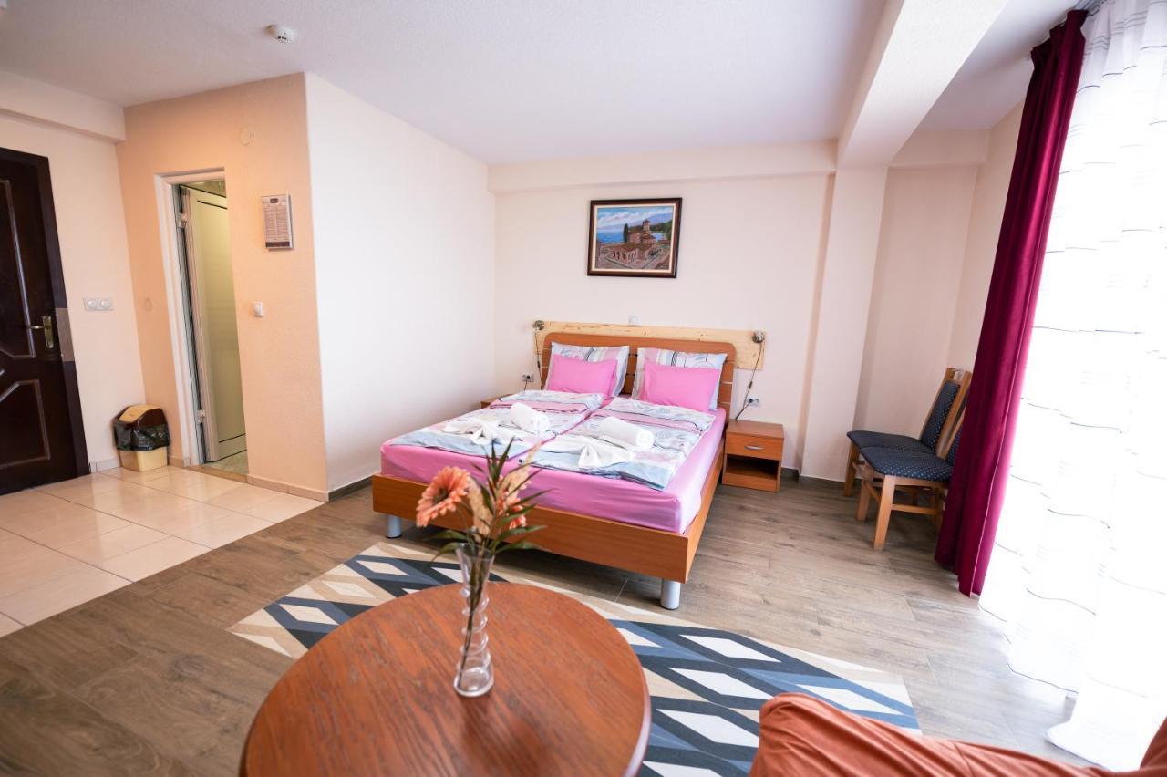 Hotel Holiday-M Ohri Dış mekan fotoğraf